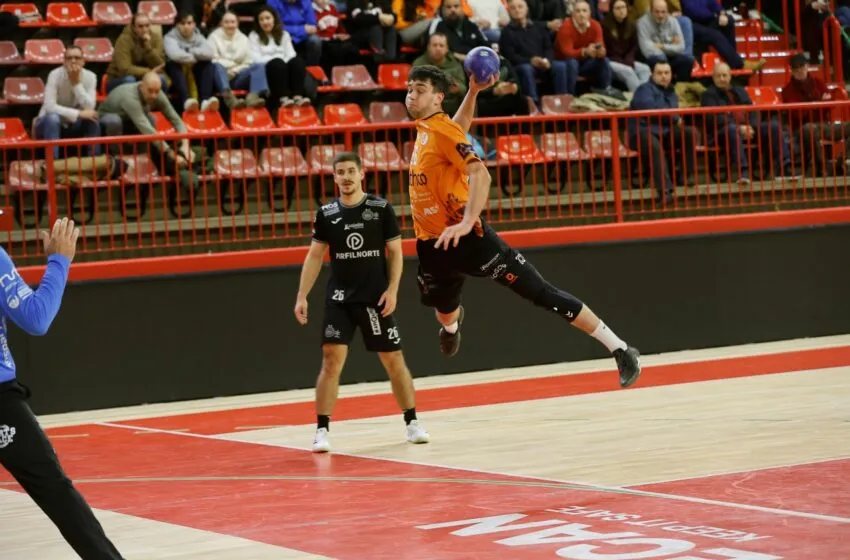  El Bathco BM Torrelavega arranca el Torneo Invernal con una victoria solvente