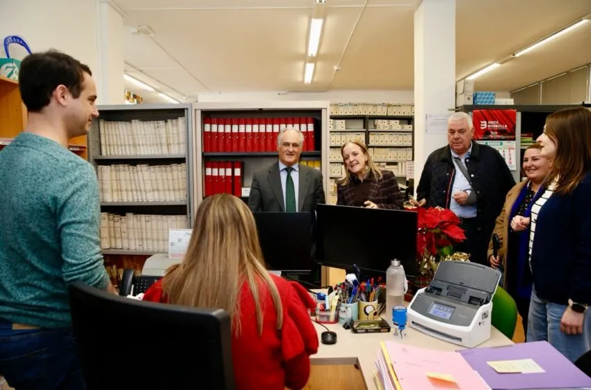  Isabel Urrutia visita los juzgados de Santoña que se preparan para la nueva organización judicial