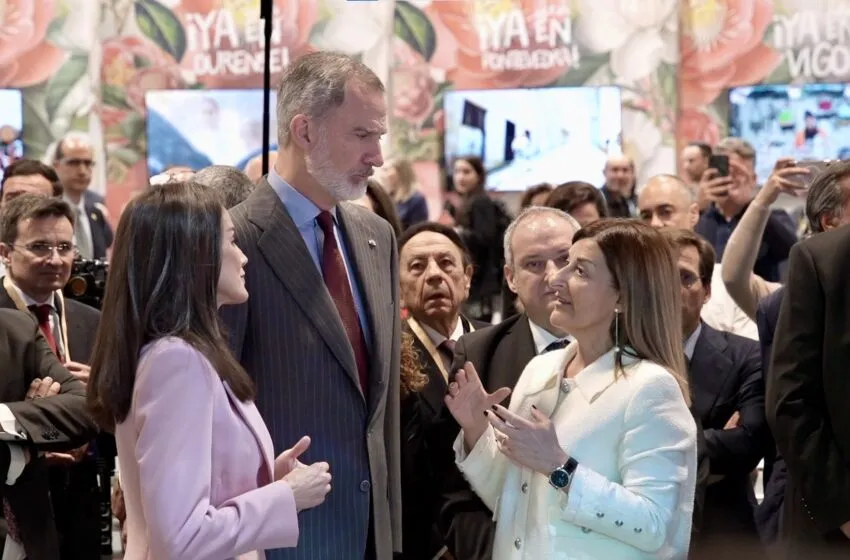 Noticias de Cantabria | El Cántabro | Los Reyes de España visitan el stand de Cantabria en FITUR donde han sido recibidos por la presidenta Buruaga