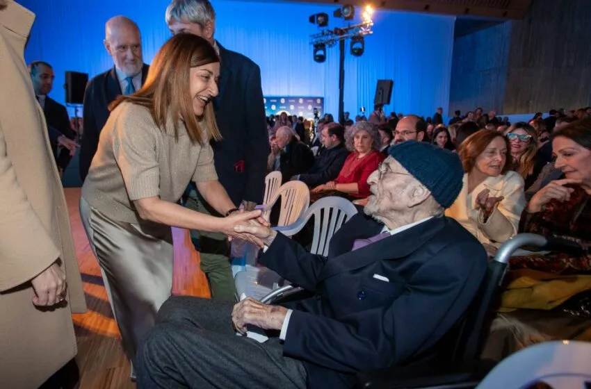  Buruaga anuncia la concesión a Álvaro Pombo de la Medalla de Oro de Cantabria, la más alta condecoración de la comunidad autónoma