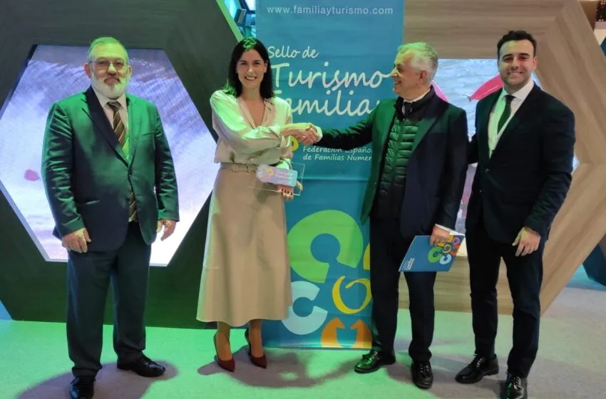  La alcaldesa recibe en FITUR el sello que acredita a Santander como destino turístico familiar