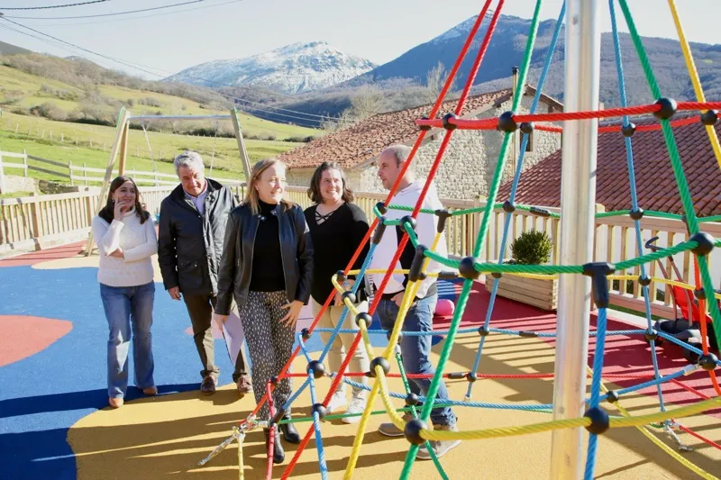  Urrutia inaugura el nuevo parque infantil en la plaza de Puente Pumar en Polaciones