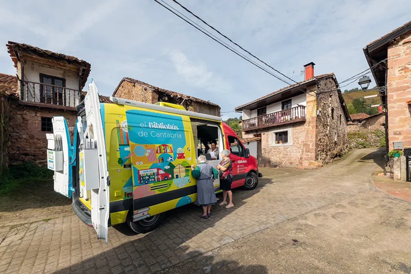  El bibliobus de Cantabria se une a las celebraciones organizadas por el Día de las Bibliotecas