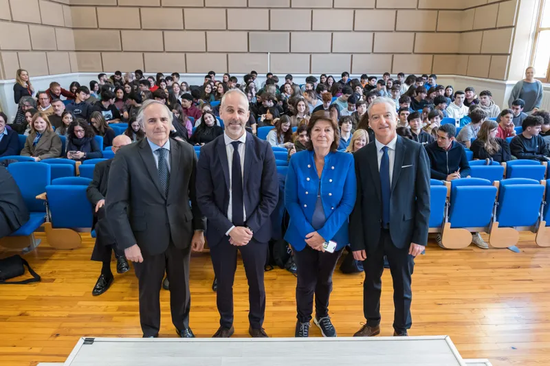 Noticias de Cantabria | El Cántabro | Una delegación de la Real Academia de Ingeniería de España mantiene un encuentro con más de 150 alumnos de Secundaria de Cantabria para fomentar las vocaciones científicas