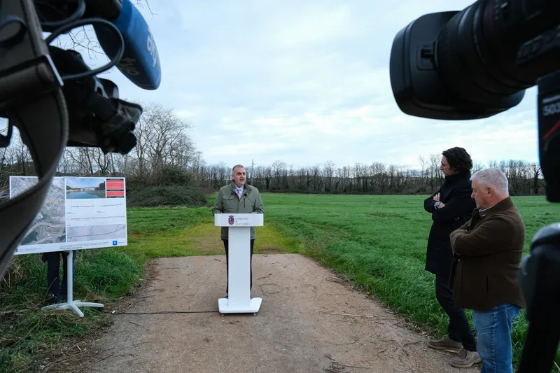  Media visita las obras de construcción del último tramo que conectará los polígonos de Guarnizo y Morero con la S-30