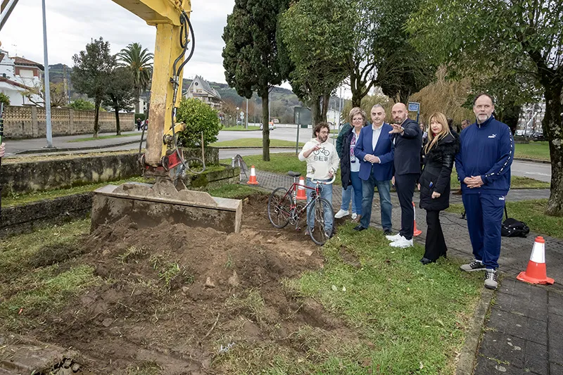  Media asiste al inicio de las obras del carril bici de Laredo que cuentan con una inversión de más de 400.000 euros