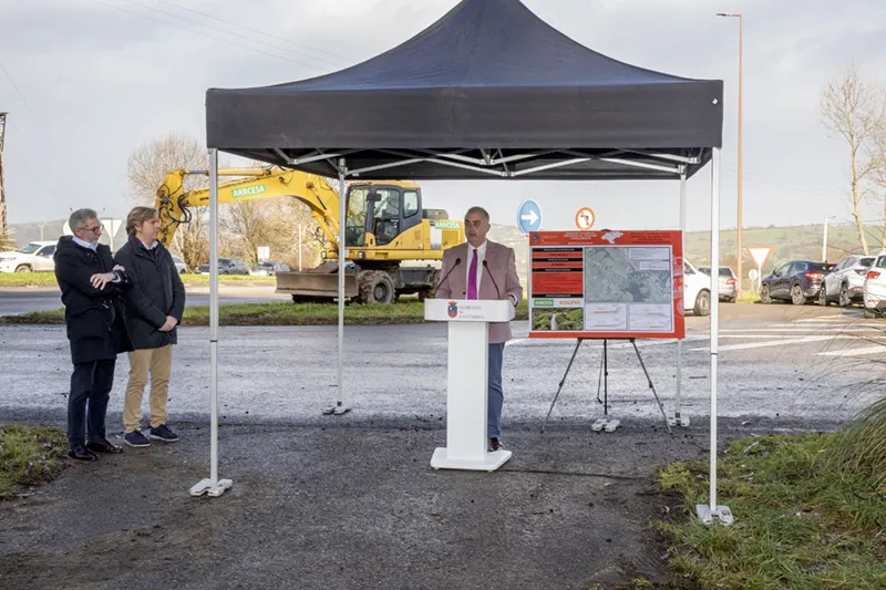  Media asiste al inicio de las obras de mejora del acceso al parque empresarial del Besaya que cuentan con una inversión de 2,6 millones de euros