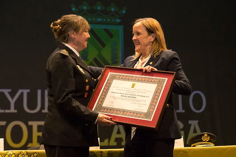 Noticias de Cantabria | El Cántabro | Urrutia agradece la dedicación de la Policía Nacional en la defensa de la libertad y la seguridad de la sociedad en la entrega de la Medalla de Honor de Torrelavega
