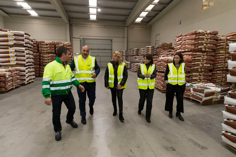  María Jesús Susinos traslada a Agrocantabria el apoyo del Gobierno para hacer frente a los retos del sector