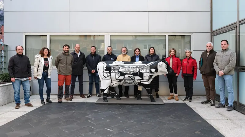 El Gobierno de Cantabria impulsa dos proyectos innovadores para la protección de la Vaca Pasiega y la mejora del manejo del ganado con perros pastores en zonas de montaña