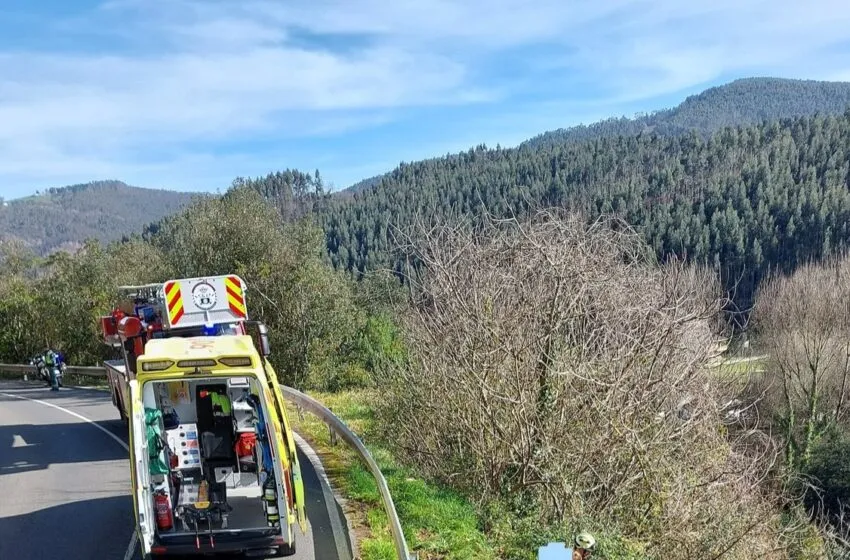 Accidente de moto en la carretera autonómica CA-258, a la altura de Ampuero.