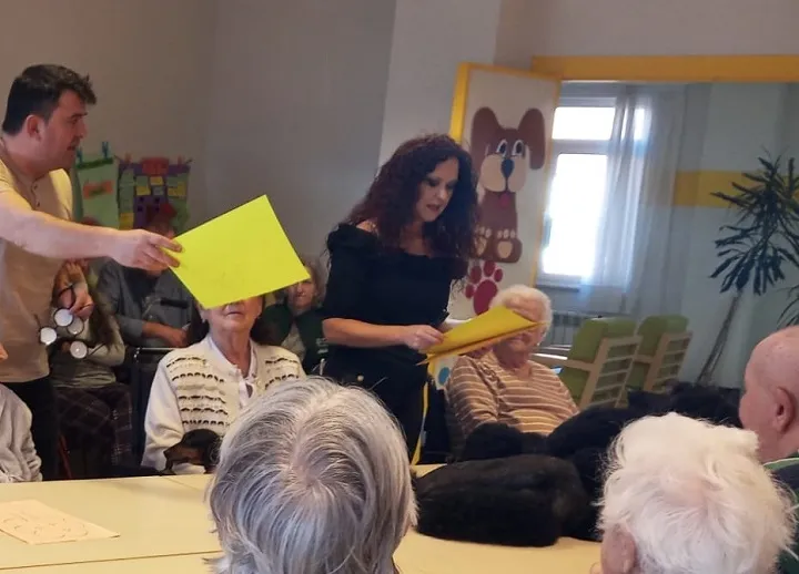  Los alumnos-trabajadores del Taller de Empleo Valle de Cayón 2024 han asistido a una sesión de terapia asistida con perros en el CAD Santander