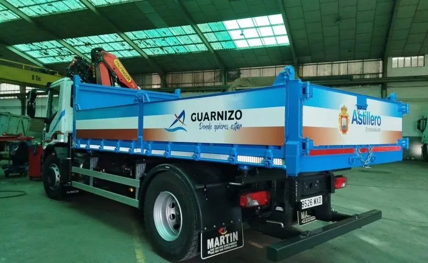  EL NUEVO CAMIÓN PLUMA DEL SERVICIO DE OBRAS YA ESTÁ EN FUNCIONAMIENTO