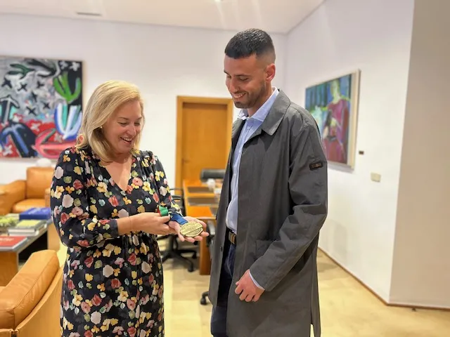  EL DEPORTISTA ROBERTO VEIGA ENTREGA AL PARLAMENTO UNA DE SUS MEDALLAS DE ORO DEL CAMPEONATO EUROPEO DE POLICÍAS Y BOMBEROS