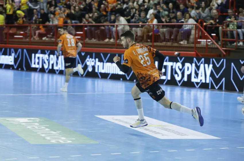 Noticias de Cantabria | El Cántabro | El Bathco BM Torrelavega se asegura sus alas un año más con la renovación de Facundo Cangiani