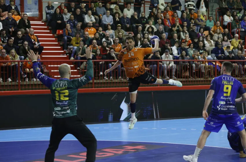 Noticias de Cantabria | El Cántabro | Los trucos de Javi Muñoz seguirán un año más en el Bathco BM Torrelavega