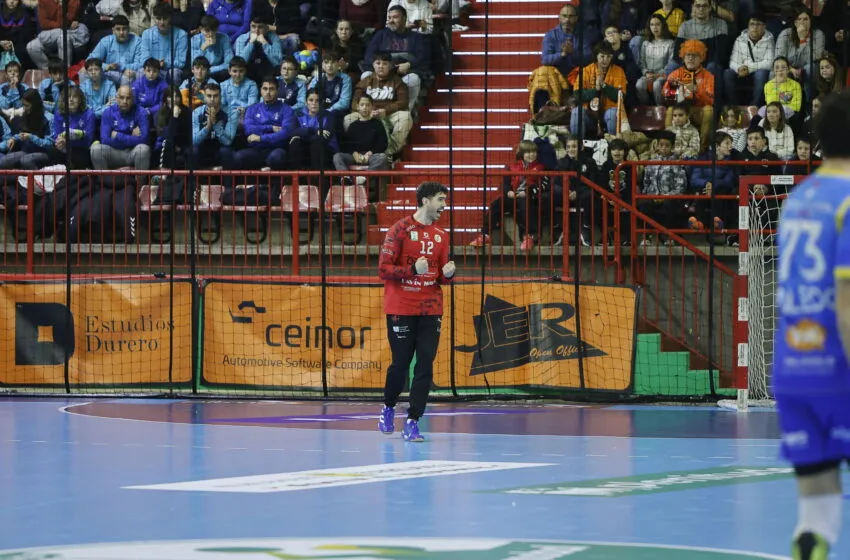  El portero Carlos Calle renueva un año más con el Bathco BM Torrelavega