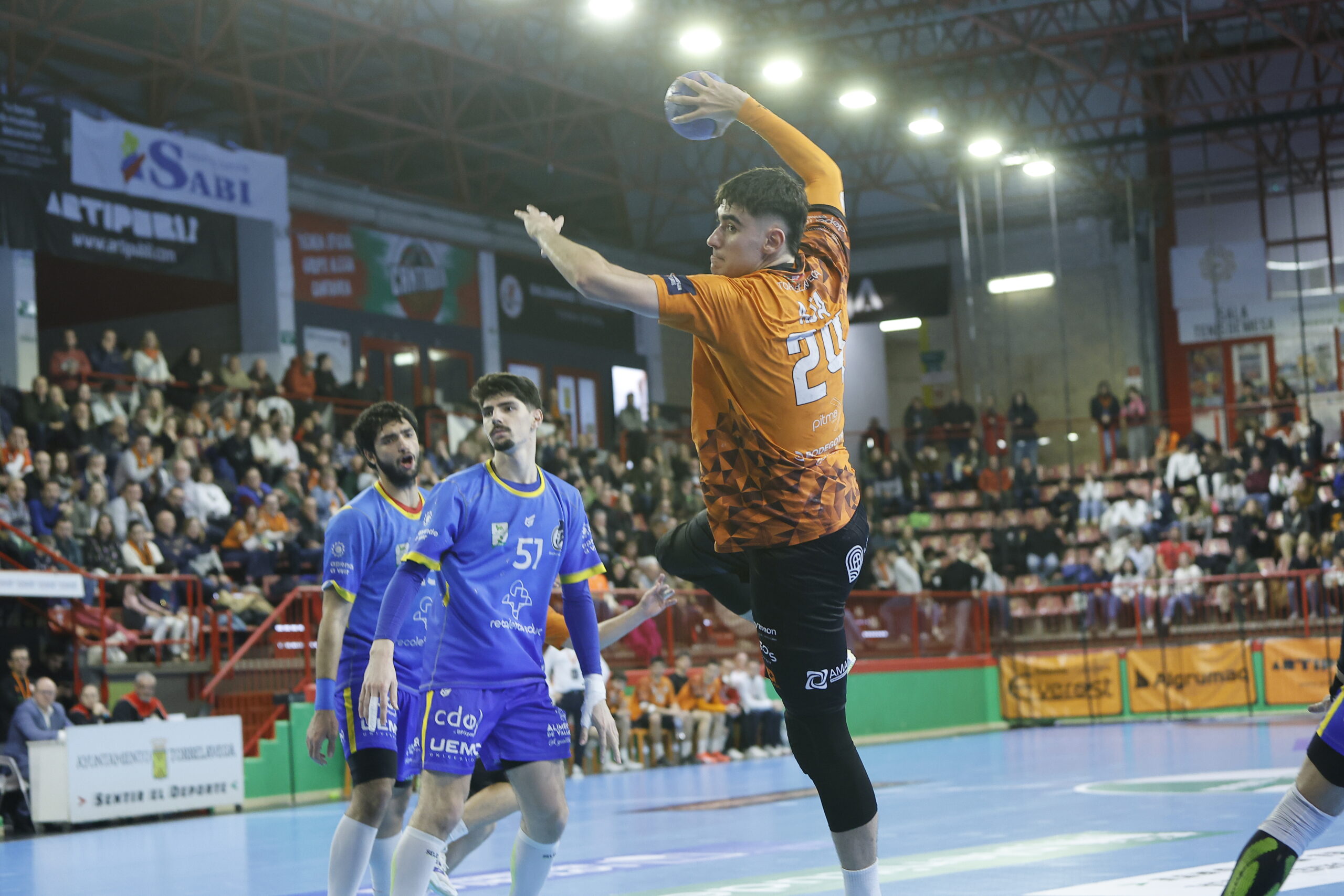  El Bathco BM Torrelavega blinda su pivote con la renovación de Jokin Aja