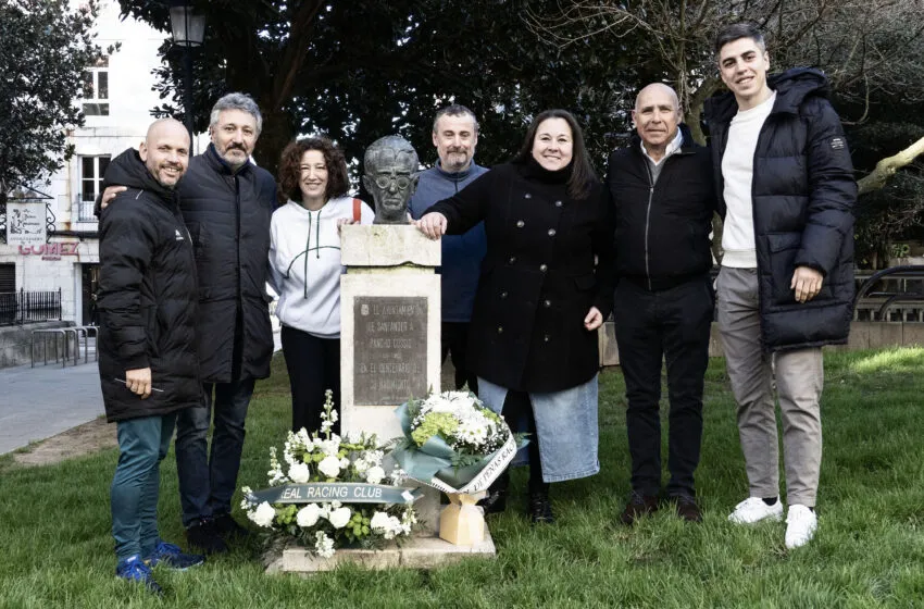  El Racing conmemora el 112º aniversario de su primer partido con una ofrenda floral en la Plaza de Pombo
