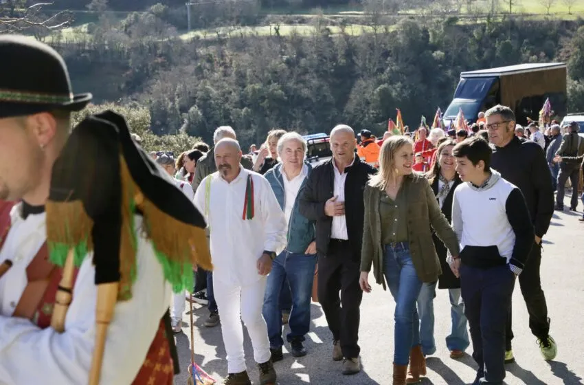  Urrutia destaca la labor de la asociación organizadora del Carnaval de Piasca, una fiesta que es «un tributo a la historia e identidad de Cantabria»