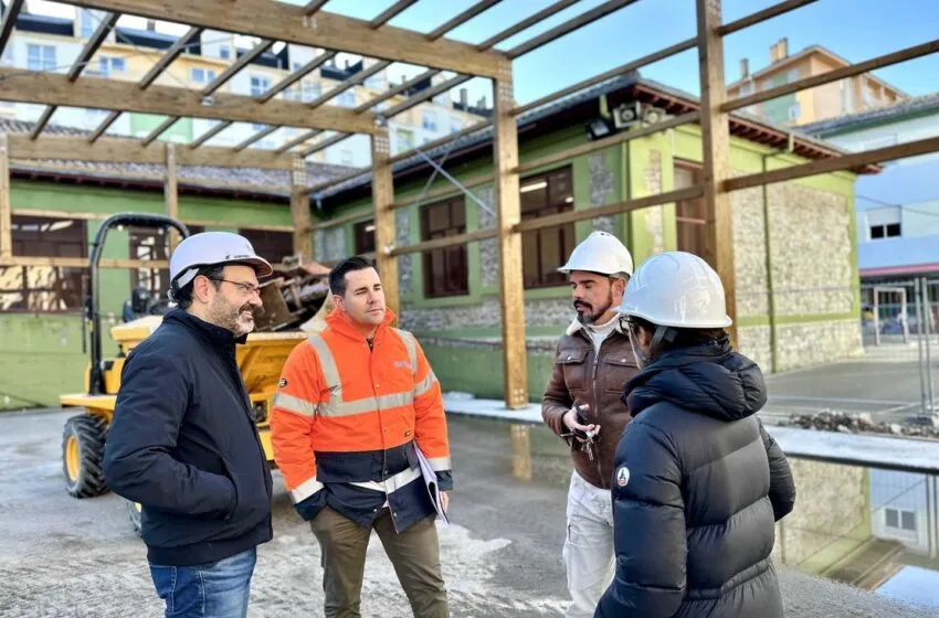 Noticias de Cantabria | El Cántabro | Urraca informa de que las obras de la cubrición del patio infantil del colegio Menéndez Pelayo avanzan a buen ritmo