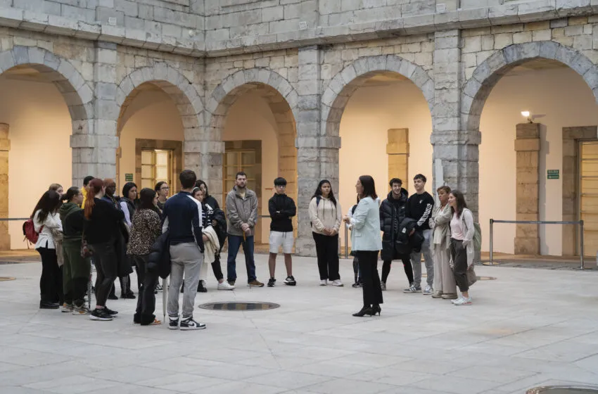  Más de 2.200 personas visitaron el Parlamento de Cantabria en 2024