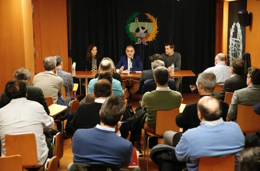  El consejero de Fomento desgrana en el Colegio de Ingenieros de Caminos, Canales y Puertos las grandes obras y proyectos de su departamento para este año