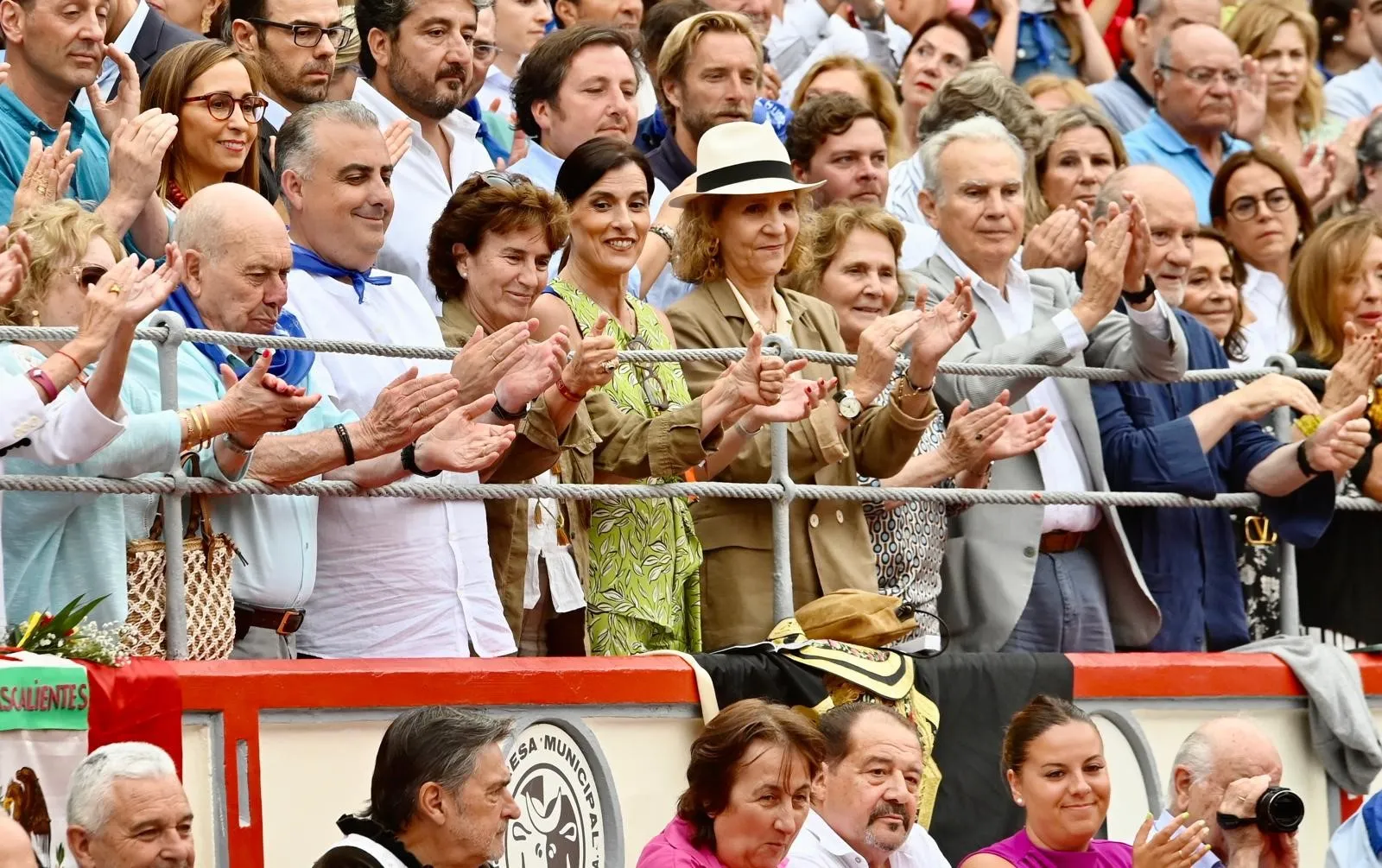 La Infanta Elena y Morante de la Puebla, protagonistas de los premios de la Feria de Santiago