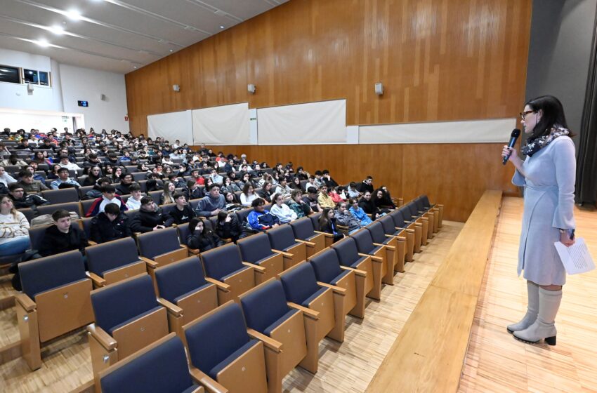  La alcaldesa visita a los más de 500 alumnos que participan hoy en ‘El cine en la enseñanza’