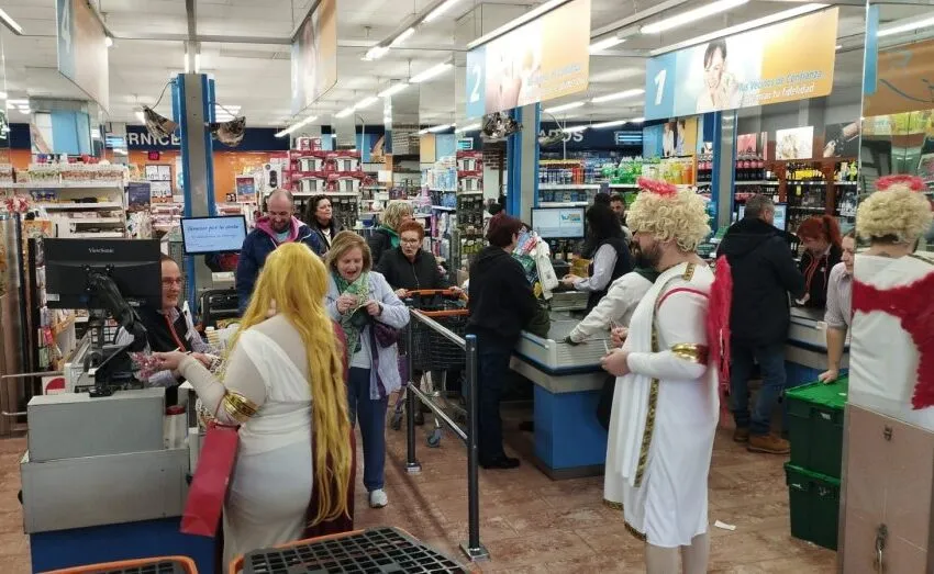  CUPIDO Y VENUS VISITAN EL COMERCIO LOCAL DE ASTILLERO EN UNA INICIATIVA ESPECIAL POR LA SEMANA DEL AMOR