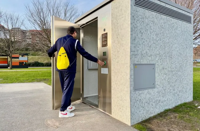 Noticias de Cantabria | El Cántabro | El Ayuntamiento instala un nuevo baño público en el parque de Las Llamas