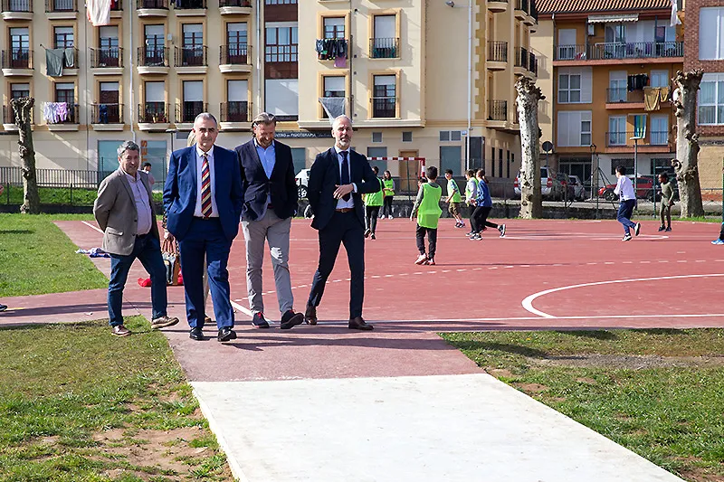  El Gobierno de Cantabria renueva la pista deportiva y ejecuta diversas actuaciones de asfaltado en el CEIP Ramón Laza de Cabezón de la Sal