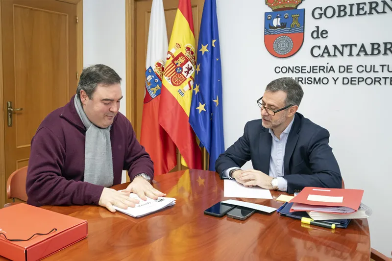 Martínez Abad y el acalde de Miera abordan los proyectos de mejora en el municipio en materia cultural, turística y deportiva