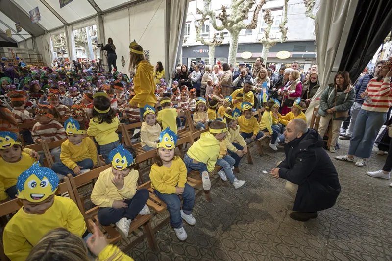 Noticias de Cantabria | El Cántabro | Silva entrega el título de Pregoneruco infantil del Carnaval Escolar de Santoña al CC Sagrado Corazón