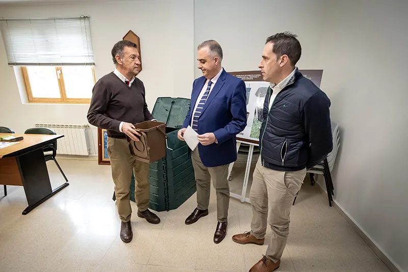 Noticias de Cantabria | El Cántabro | El Gobierno comienza en Santiurde de Reinosa la implantación de la recogida separada de biorresiduos a través del compostaje doméstico