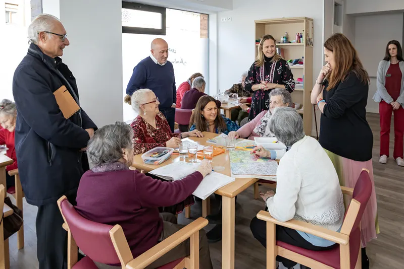  Gómez del Río destaca la ampliación de la oferta asistencial que aporta el Centro de Día Jardines de la Vega en Cartes