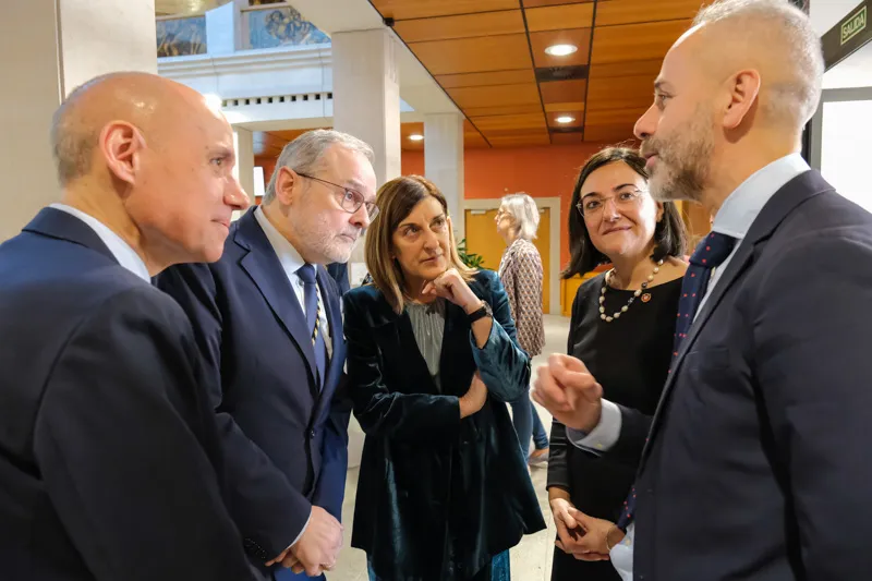  Buruaga desea «suerte, acierto y éxito» a Concepción López en su toma de posesión como rectora de la UC