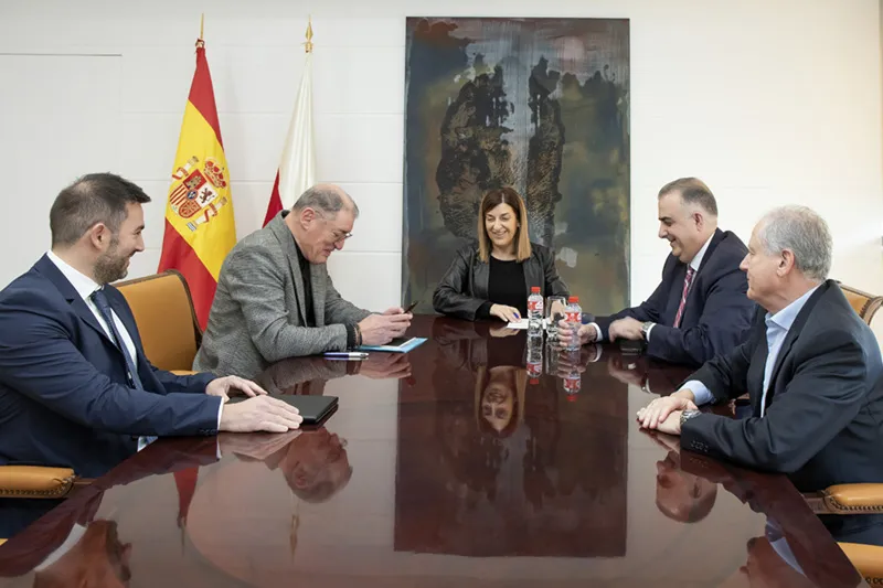  Buruaga traslada al nuevo director de Solvay en Torrelavega su compromiso con el proyecto de cogeneración de biomasa