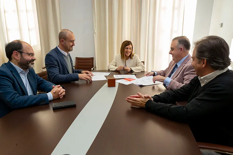  Gobierno y Ayuntamiento de Torrelavega firman el convenio de cesión de una parcela a Gesvican para la construcción de 42 VPO en régimen de alquiler asequible