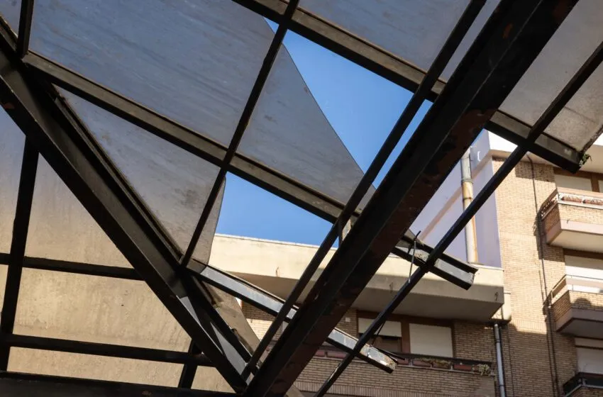 Noticias de Cantabria | El Cántabro | El Ayuntamiento desmontará la cubierta de la pérgola de la Plaza de la Constitución para garantizar la seguridad de los vecinos