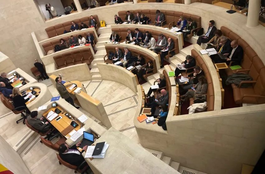  EL PARLAMENTO DE CANTABRIA CONDENA DE FORMA “ROTUNDA” EL ACOSO ESCOLAR