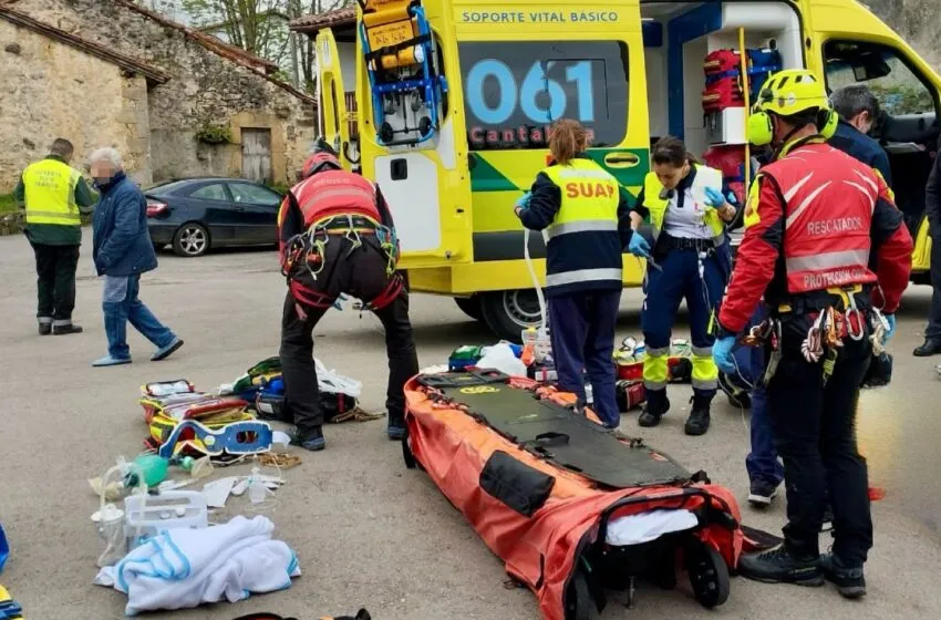 Herido grave un menor de 16 años en una colisión entre su motocicleta y un autobús escolar en Herrerías