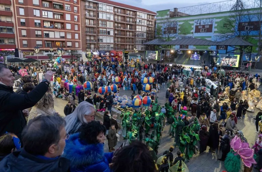 Un total de 800 personas repartidas en 21 grupos participan en el Gran Desfile de Carnaval de Camargo