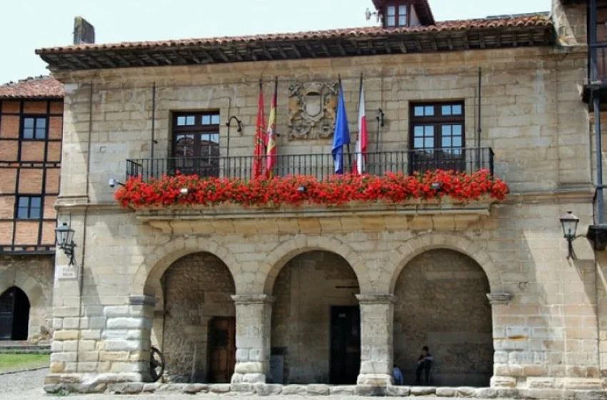 El Tribunal de Instancia de Torrelavega aprecia indicios de prevaricación en el exalcalde de Santillana del Mar por la gestión del servicio de estacionamiento