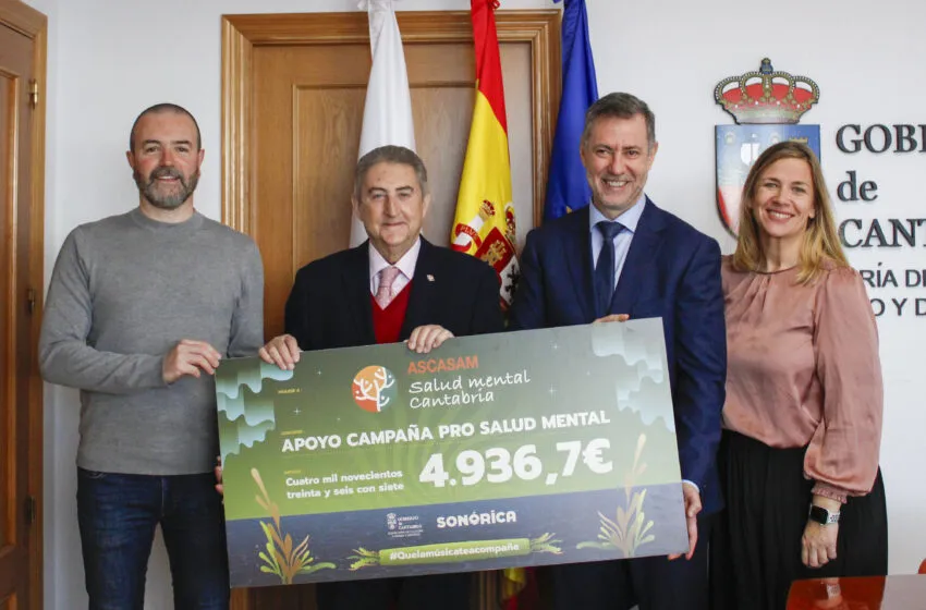 Noticias de Cantabria | El Cántabro | Martínez Abad entrega la recaudación de la acción solidaria del último festival Sonórica al presidente de ASCASAM
