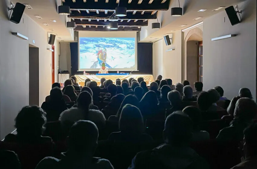  El Espolón acogió la primera proyección en Cantabria del documental ‘Cinco caminos, un mismo eco’ en el marco de la programación del 8M en Comillas