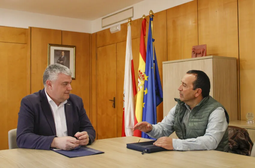  Agüeros informa al alcalde de Molledo sobre las diferentes ayudas que ofrecen su consejería y los fondos europeos