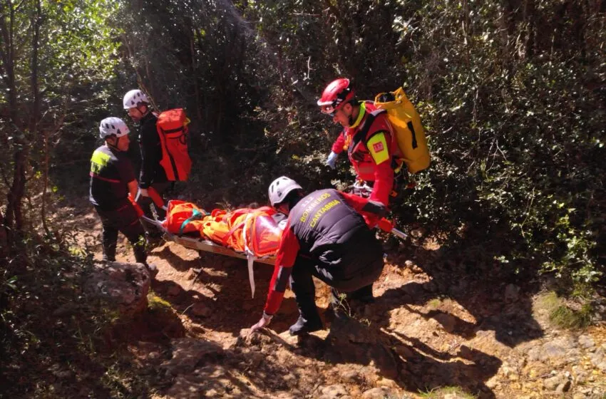  Rescate en Monte Cincho: Helicóptero medicalizado y bomberos auxilian a una mujer de 72 años