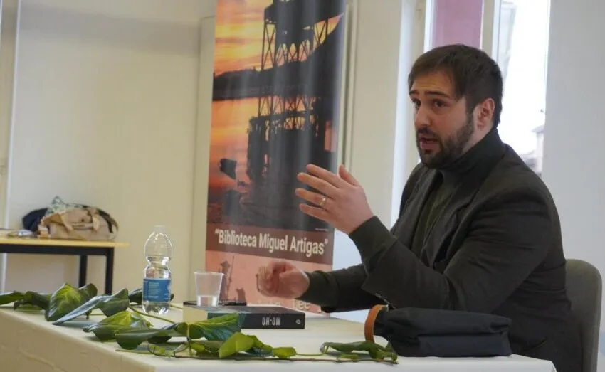  HÉCTOR PEÑA MANTEROLA PRESENTÓ “MO-HO” EN LA BIBLIOTECA MIGUEL ARTIGAS DE ASTILLERO