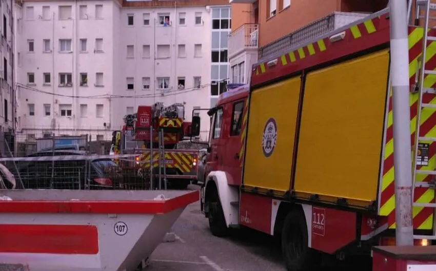  Un herido trasladado a Cruces tras el incendio de una vivienda en Laredo